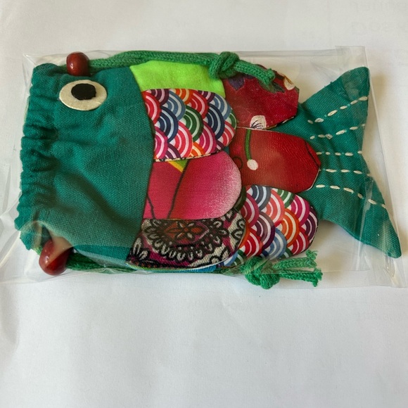 Handmade fabric fish-shaped crossbody bag - Picture 9 of 10